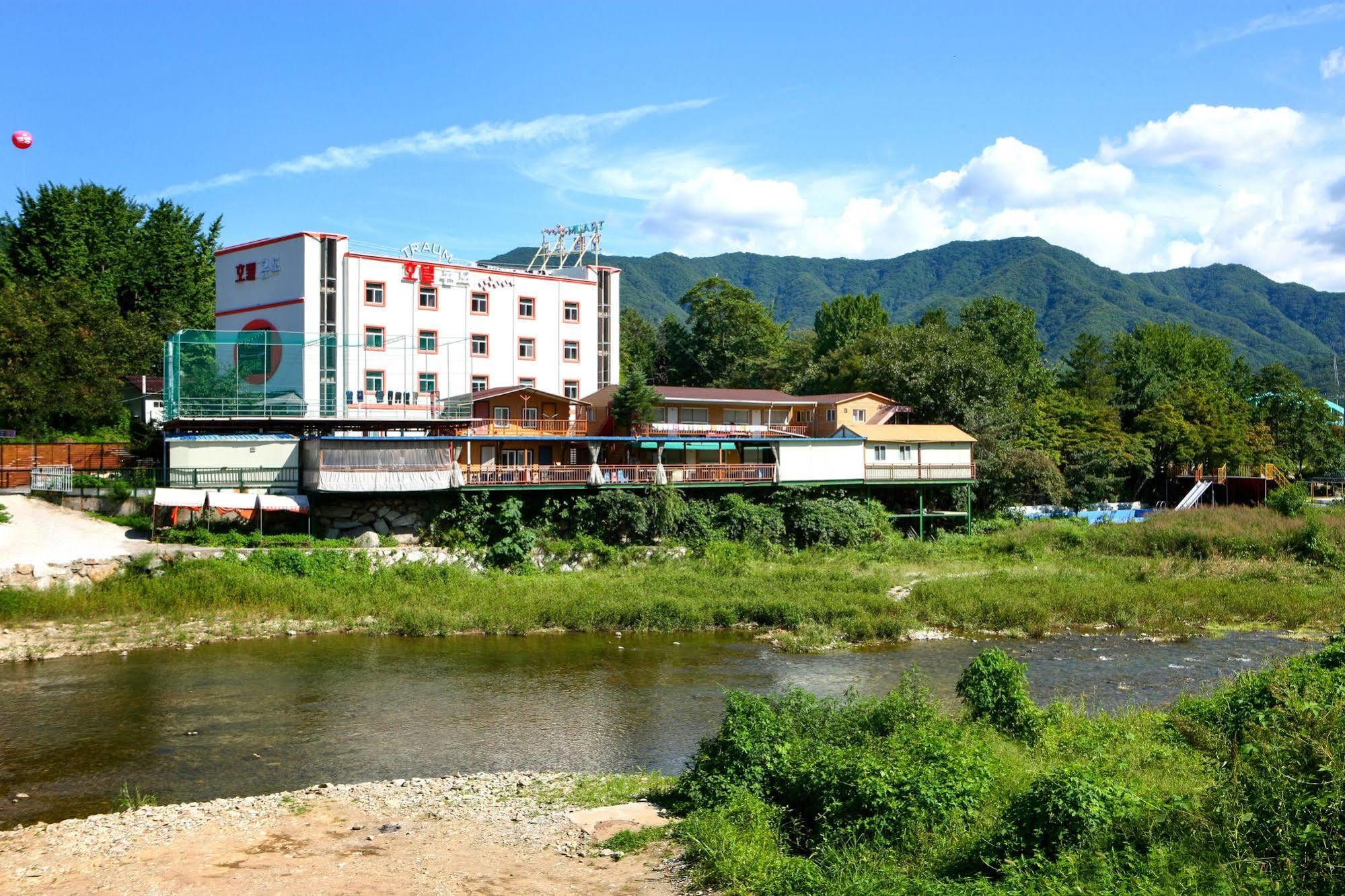 Traum Hotel&Condo Gapyeong Exterior foto